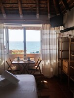 Bungalow, vistas al mar | Escritorio, tabla de planchar con plancha, wifi gratis y ropa de cama