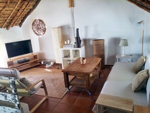 Casa la Higuera con vistas al mar | Sala de estar | Una televisión de pantalla plana