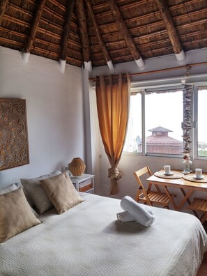 Bungalow, vistas al mar | Escritorio, tabla de planchar con plancha, wifi gratis y ropa de cama