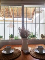 Bungalow, terraza | Servicio de comidas en la habitación