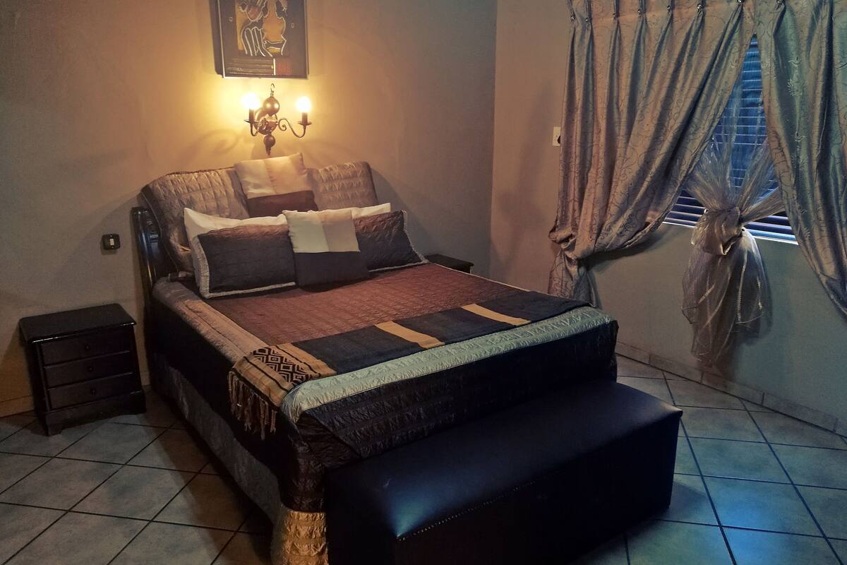 Luxury Double Room | Desk, bed sheets