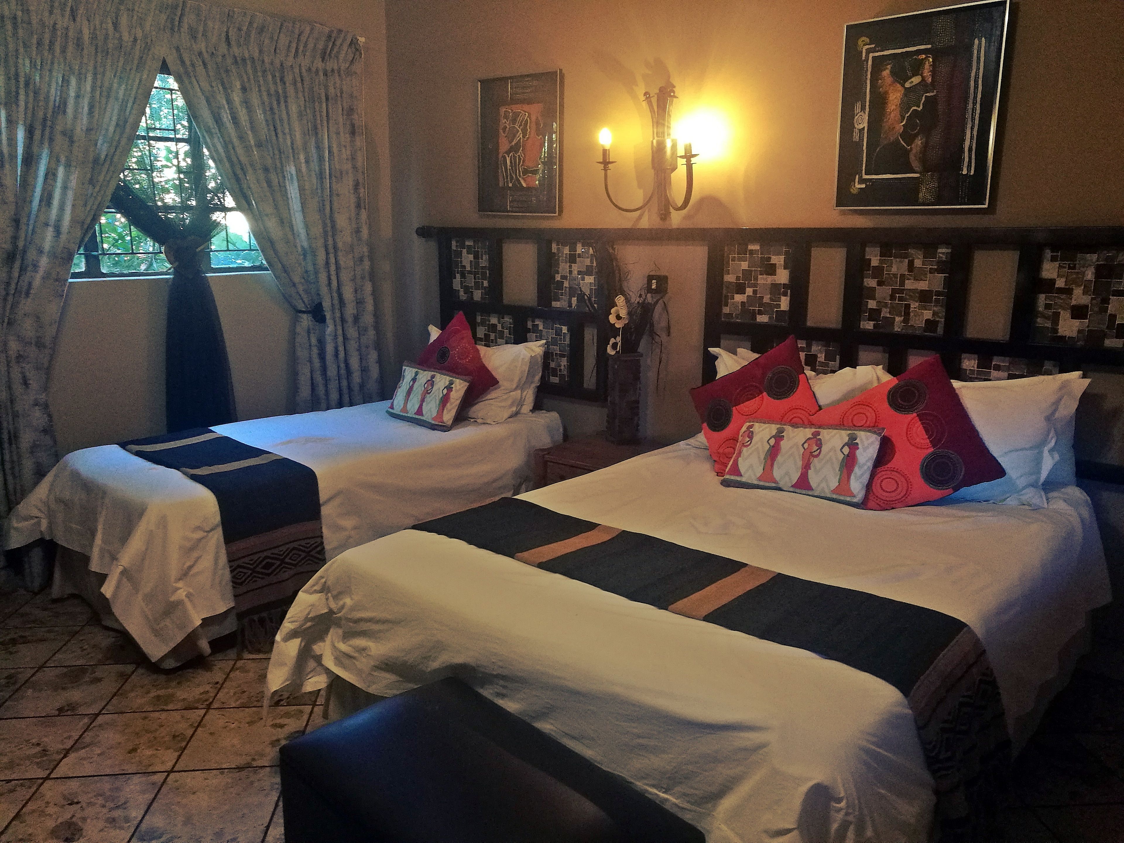 Family Triple Room | Desk, bed sheets