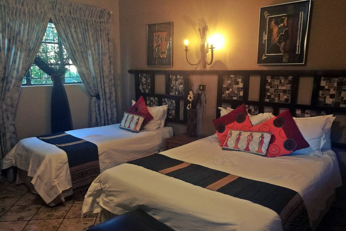 Family Triple Room | Desk, bed sheets