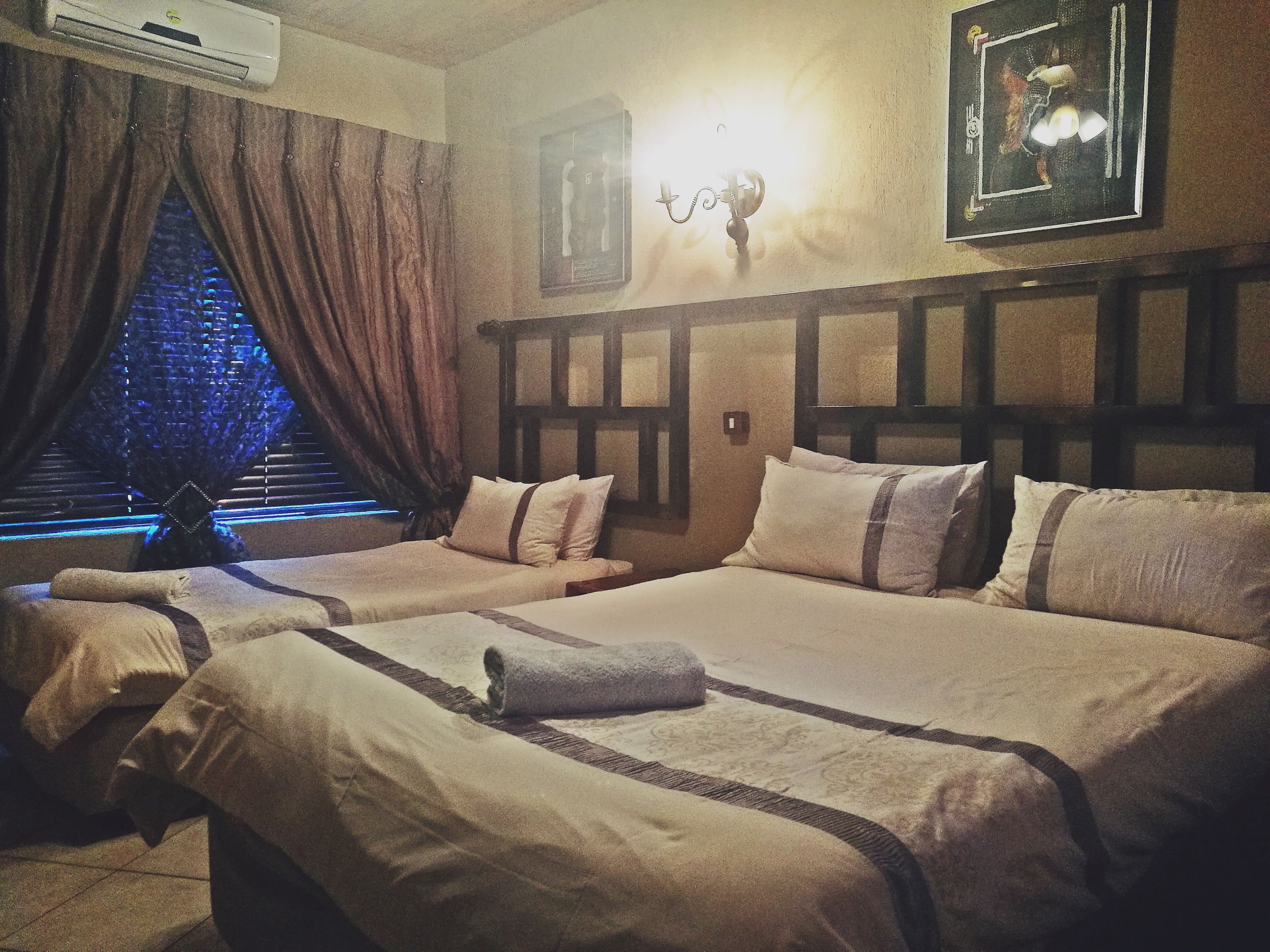 Standard Triple Room | Desk, bed sheets