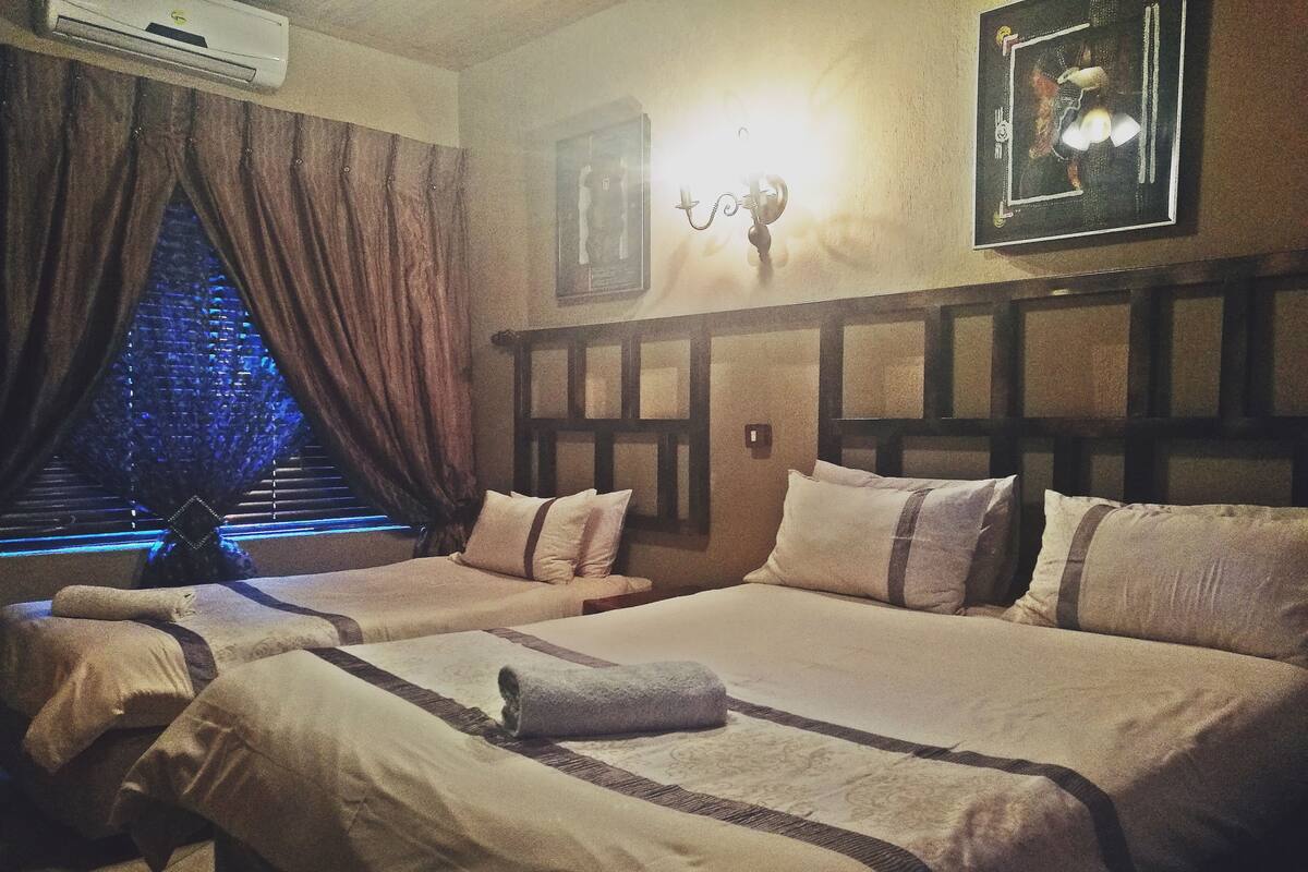 Standard Triple Room | Desk, bed sheets