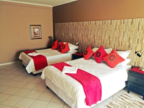 Executive Quadruple Room, Kitchen | Desk, bed sheets - Kures Guest House (Kuruman)