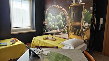 Economy kamer | Een minibar, een kluis op de kamer, individueel gemeubileerd, een bureau