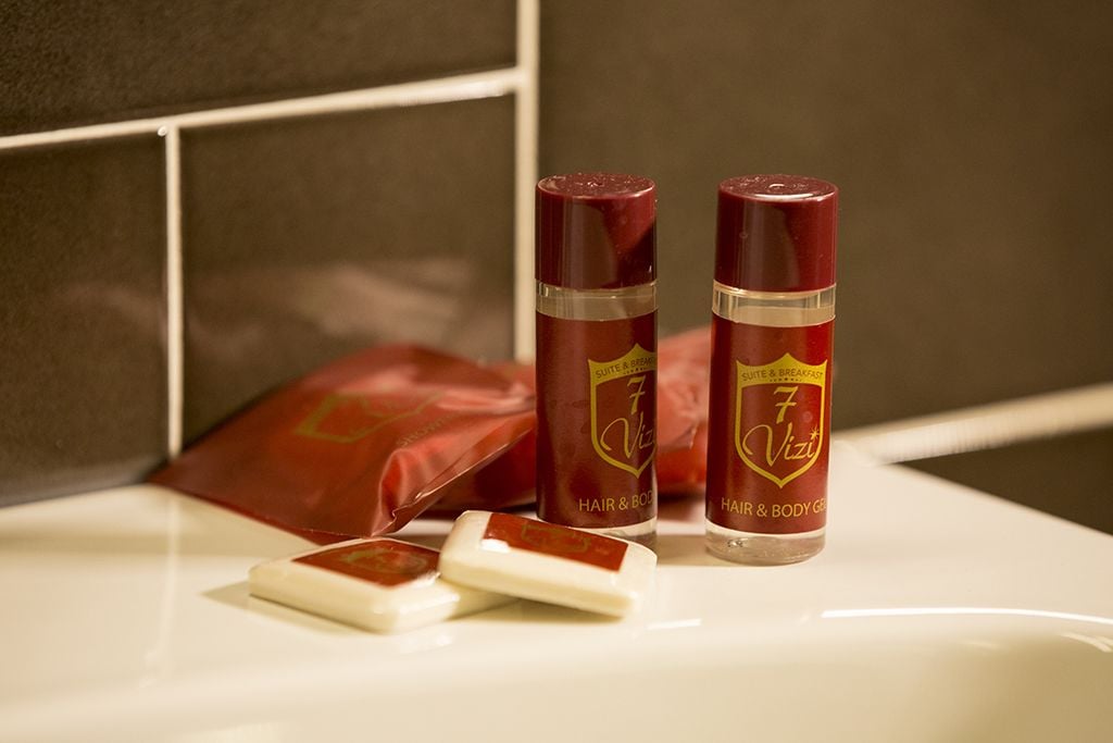 Due prodotti per la cura di capelli e corpo su un ripiano del bagno.