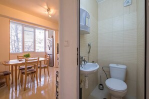 Shower, free toiletries, hair dryer, towels