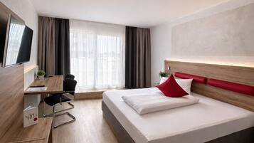 Hypo-allergenic bedding, in-room safe, desk, blackout curtains