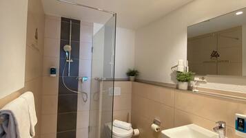 Dusche, kostenlose Toilettenartikel, Haartrockner, Handtücher