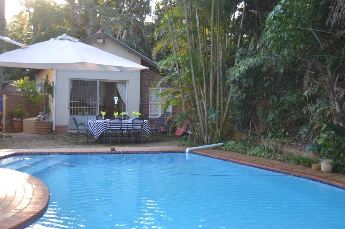 Piscine extérieure, chaises longues