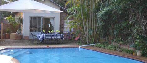 Piscine extérieure, chaises longues