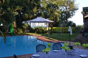 Poolside bar - Hunters B&B (eMthunzini)