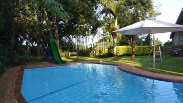 Alberca al aire libre y camastros