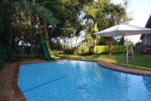 Outdoor pool, sun loungers - Hunters B&B (eMthunzini)