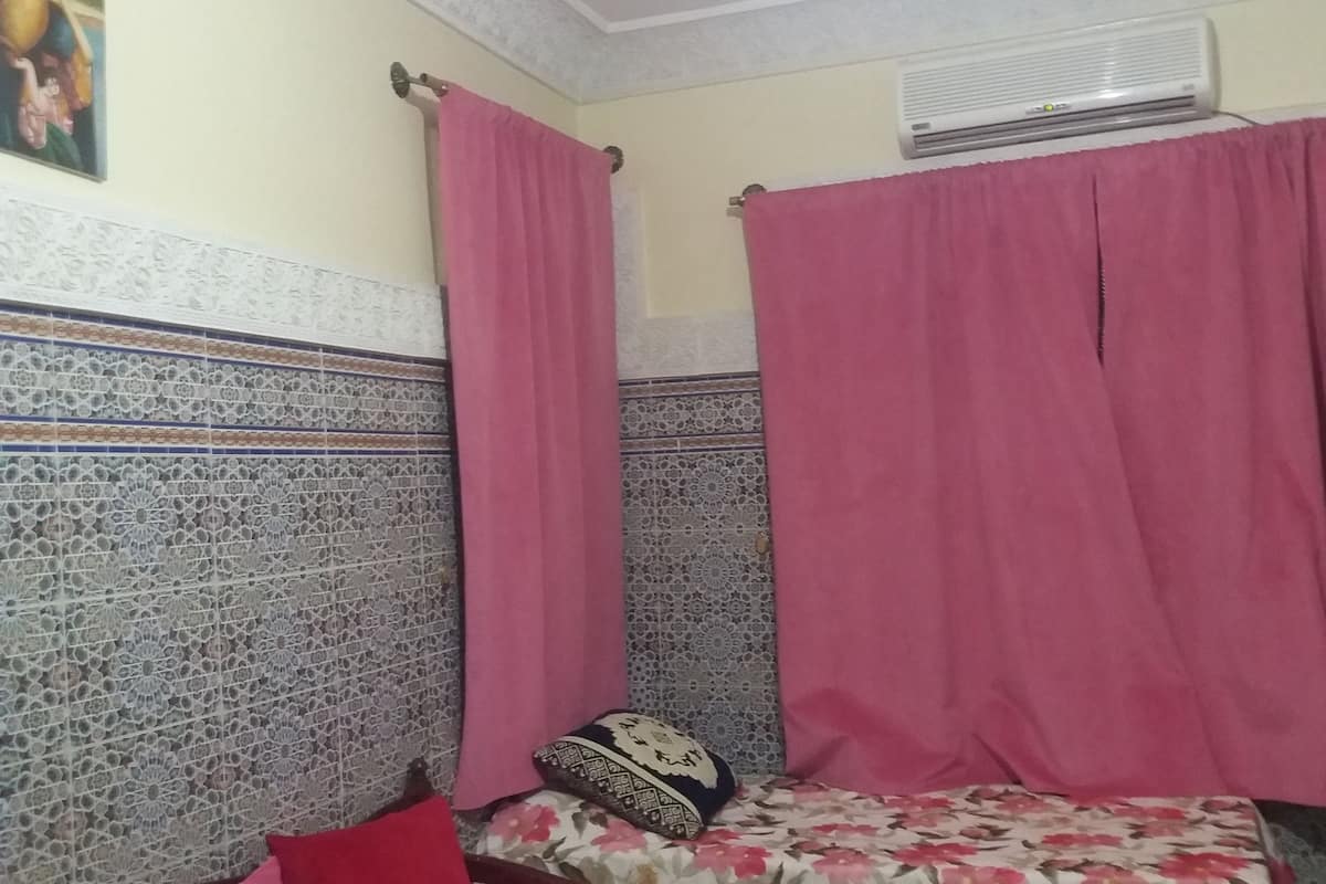 غرفة | مكواة/لوح كي وواي فاي مجانًا وملاءات أسرّة