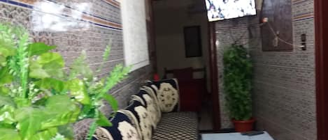 Apartamento, 2 habitaciones | Zona de estar | Televisión de pantalla plana de 32 pulgadas con canales por cable