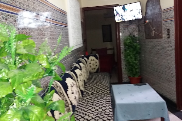 Appartement, 2 slaapkamers | Woonruimte | Een 32-inch flatscreentelevisie met kabelzenders en televisie