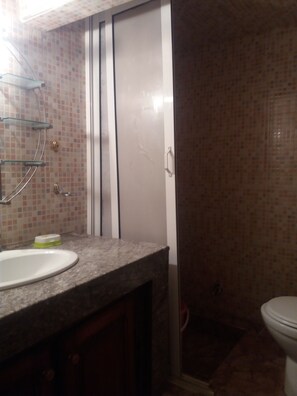 Apartment, 2 Bedrooms | Bathroom | Shower, towels - Appartement Meublé (Meknes)