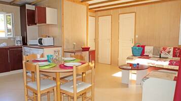 Mobile Home | In-room dining