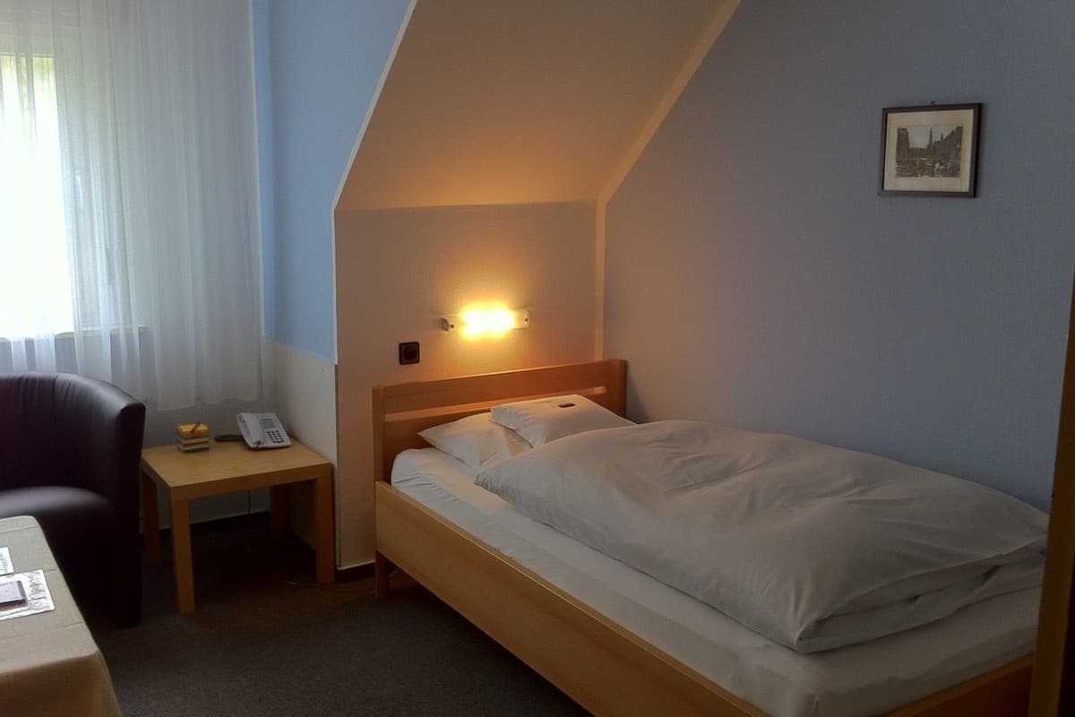 1 habitación, minibar, escritorio y cunas