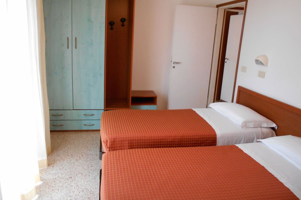 Habitación con 1 cama matrimonial o 2 individuales, balcón | Wifi gratis