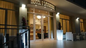 A hotel entrance with a sign reading "HOTEL SAYONARA". - Hotel Sayonara (Cervia)