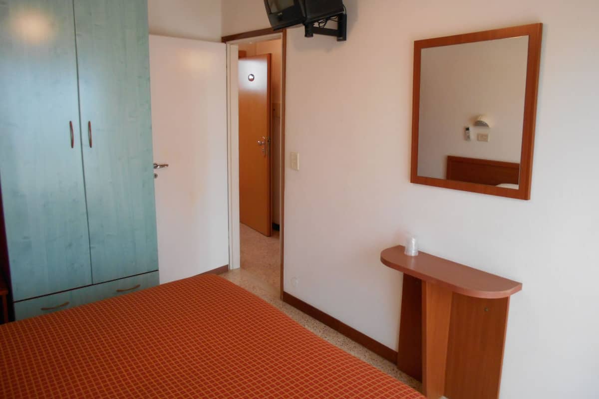 Habitación triple, balcón | Servicios de la habitación