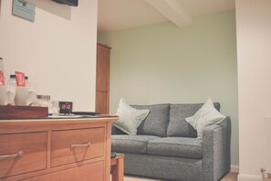 Deluxe Double Room (Room 4) | Blackout curtains, free WiFi, bed sheets - Count House Cottage B&B - Adults Only (St Ives)