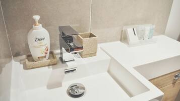 Chambre Double Deluxe (Room 4) | Salle de bain | Douche, articles de toilette gratuits, sèche-cheveux