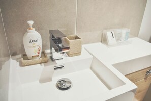 Shower, free toiletries, hair dryer, towels - Count House Cottage B&B - Adults Only (St Ives)