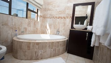 Suite estándar, 1 cama de matrimonio | Baño | Ducha y bañera combinadas y bañera profunda
