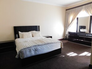 Standard Suite, 1 Queen Bed - 02 Phoka Trading (Pretoria)