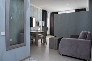 Lejlighed | Pengeskab på værelset, arbejdsområde til bærbare computere, lydisolering