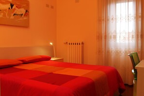 A hotel room with a bed, a desk, and a radiator. - B&B Sogni D'oro (Moliterno)