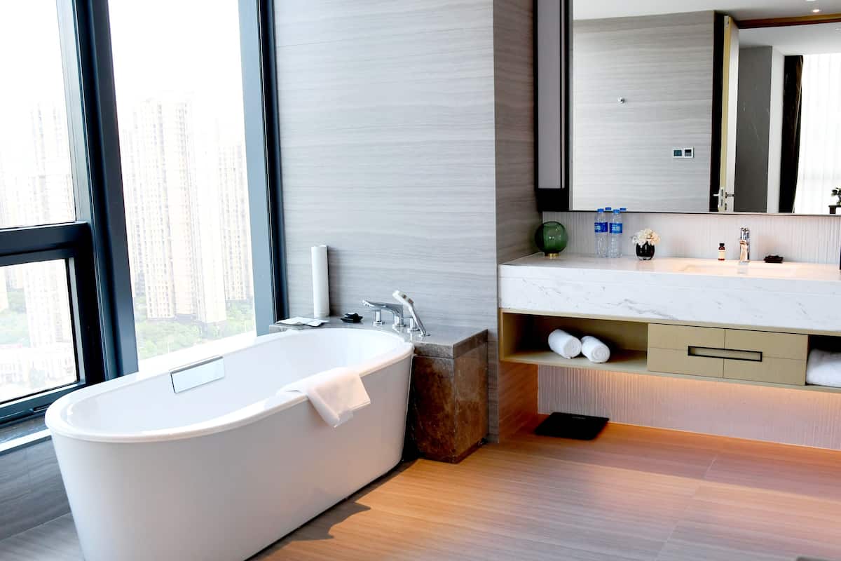 deluxe suite, 1 king bed, club lounge access | bathroom | separate bathtub and shower, deep-soaking bathtub, rainfall showerhead