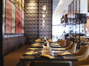 Hi ha 2 restaurants i s'hi serveixen esmorzars; plats de cuina regional