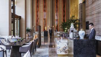 Lounge i lobbyen, udsigt til haven, åben hver dag