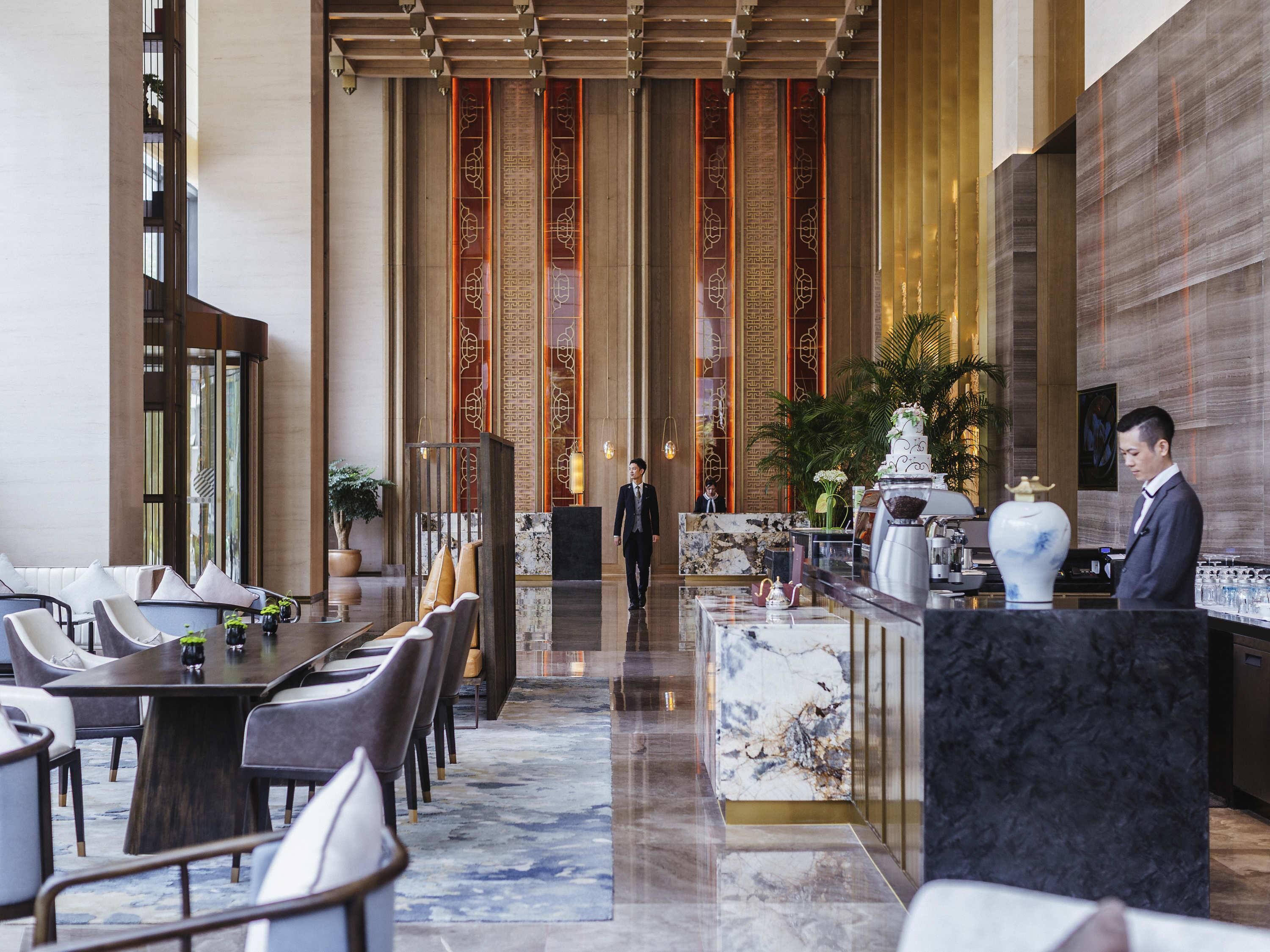 Lounge i lobbyen, udsigt til haven, åben hver dag