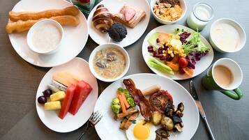 Daily buffet breakfast (CNY 150 per person)