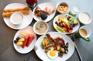 Daily buffet breakfast (CNY 150 per person)