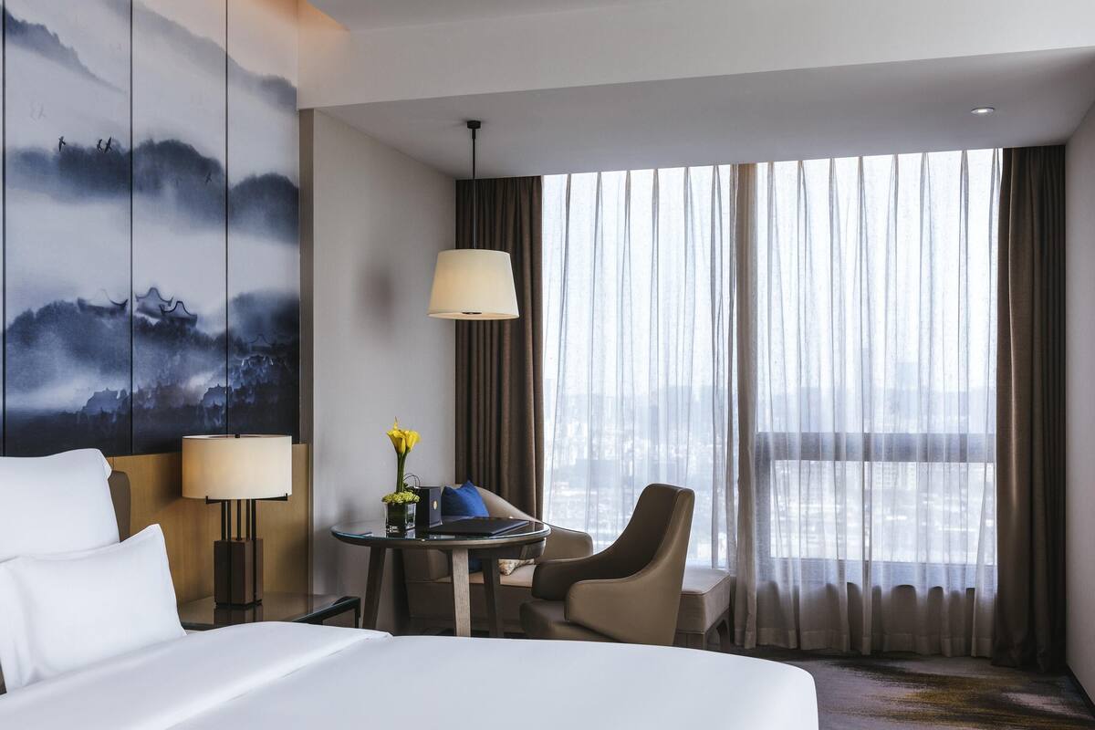 Superior-Zimmer, 1 King-Bett, Stadtblick | 1 Schlafzimmer, Minibar, Zimmersafe, Schreibtisch