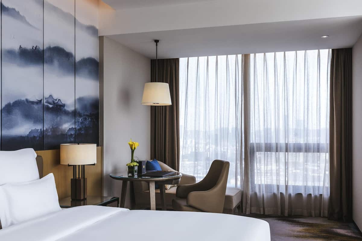 Quarto superior, 1 cama King, vista para a cidade | 1 quarto, frigobar, cofres nos quartos, individualmente decorados