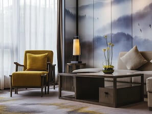 Phòng Suite Deluxe, 1 giường cỡ king, quyền sử dụng Club Lounge | 1 phòng ngủ, minibar, két bảo mật tại phòng, trang trí khác biệt