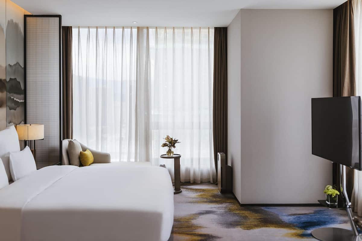 Deluxe Suite, 1 King Bed, Club Lounge Access | 1 bedroom, minibar, in-room safe, individually decorated