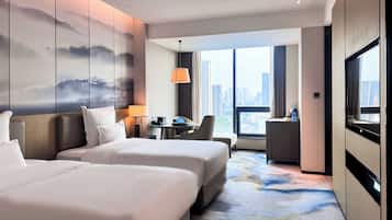 Quarto luxo, 2 camas de solteiro (2 Twin Beds and 1 Sofa Bed) | 1 quarto, frigobar, cofres nos quartos, individualmente decorados