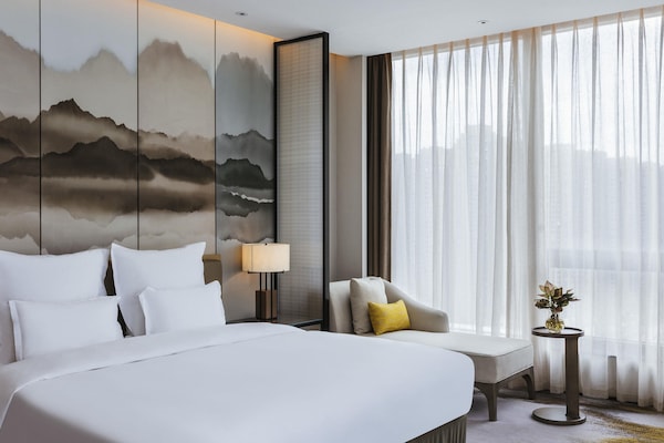 Deluxe Suite, 1 King Bed, Club Lounge Access | 1 bedroom, minibar, in-room safe, individually decorated