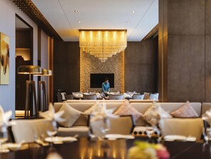 2 nhà hàng, phục vụ bữa sáng, bữa trưa, bữa tối, đặc sản vùng