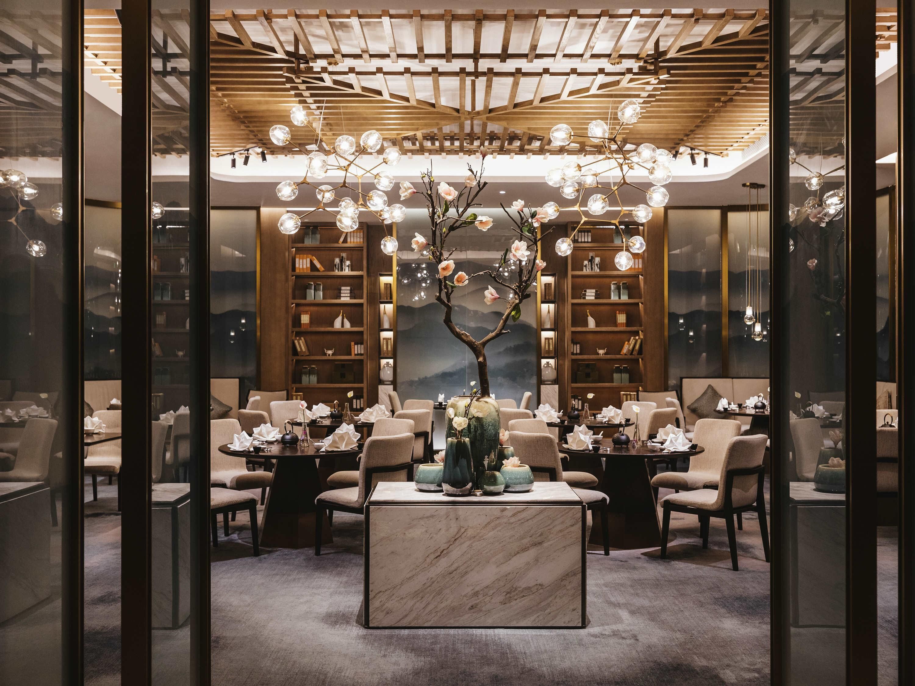 2 restaurants servant le petit déjeuner, le déjeuner et le dîner